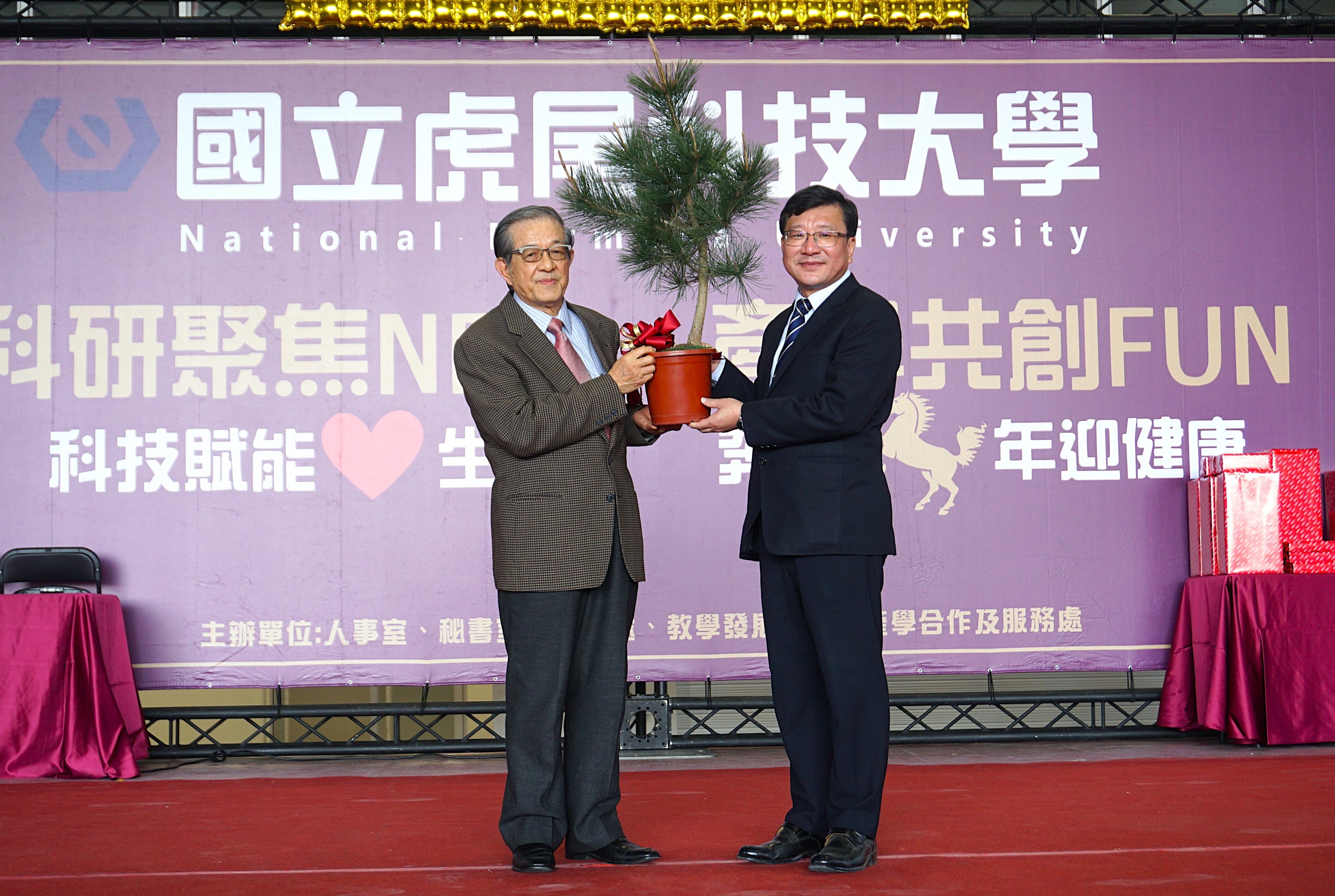前法務部長施茂林（左）襄贊虎科大高鐵校區66棵松樹，由校長張信良（右）代表受贈。
