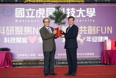 前法務部長施茂林（左）襄贊虎科大高鐵校區66棵松樹，由校長張信良（右）代表受贈。