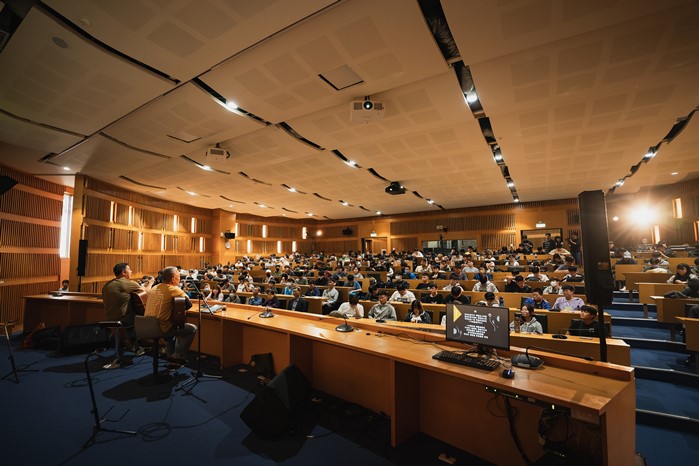 金曲歌手謝銘祐蒞臨虎科大分享創作經驗，也鼓勵年輕 學子用不同角度體察熟悉事物。