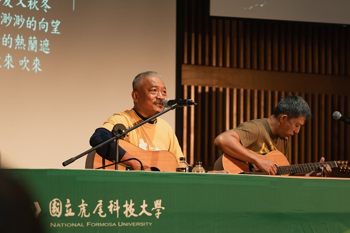 金曲歌手謝銘祐（左）蒞臨虎科大，以八首音樂作品分 享創作經驗。